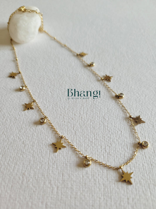 Star and stone spreaded necklace