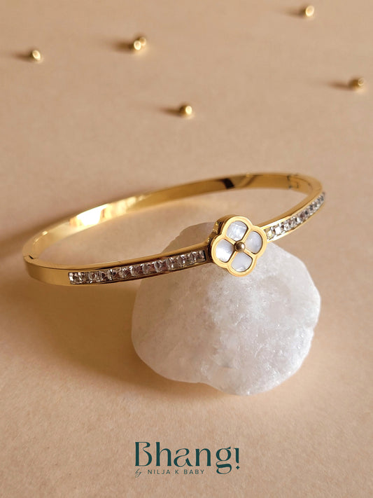 Delicate Floral Cuff: Gold-Toned Elegance