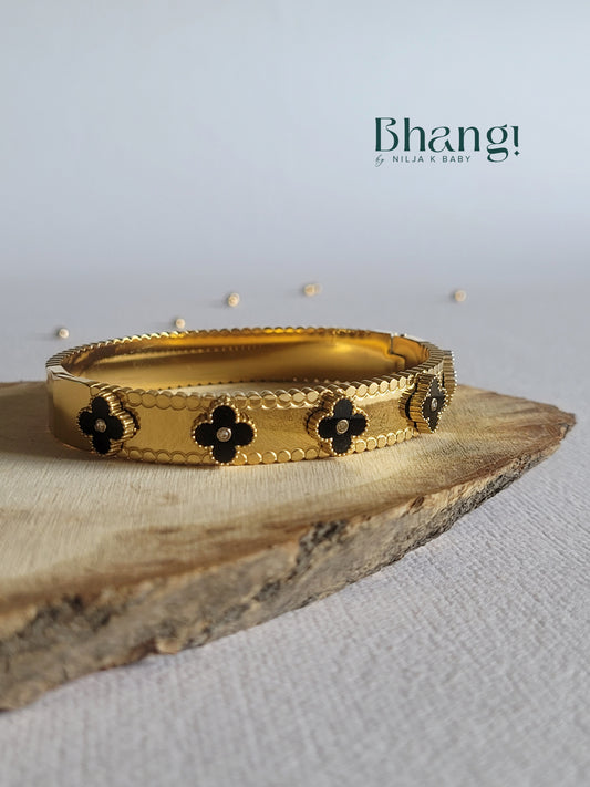 Luxurious Black Flower Bangle