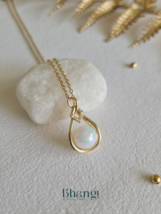 Golden Pearl Dewdrop Necklace