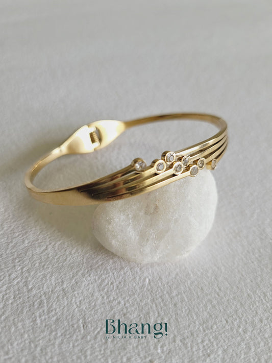 Twinkle Curve Bangle