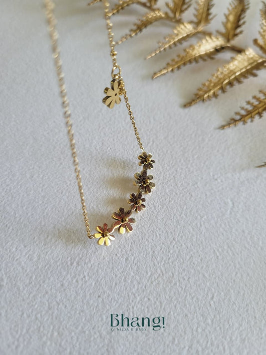 Golden Daisy Bloom Necklace