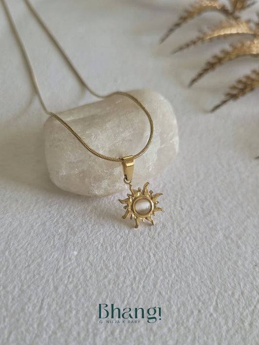 Solar Pearl Pendant Necklace