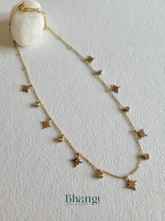 Star and stone spreaded necklace