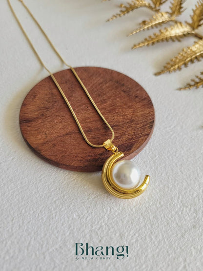 Luna Pearl Crescent Necklace