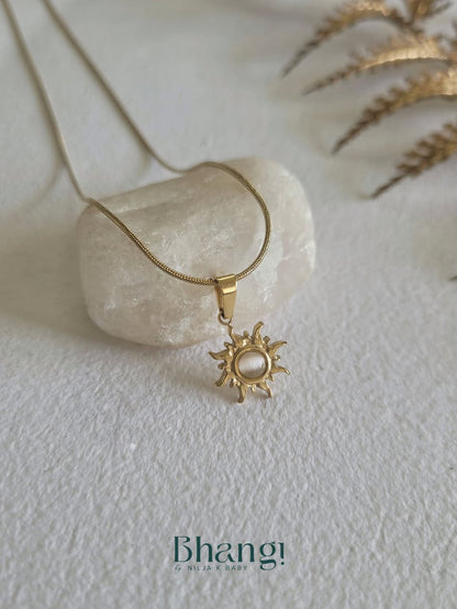 Solar Pearl Pendant Necklace