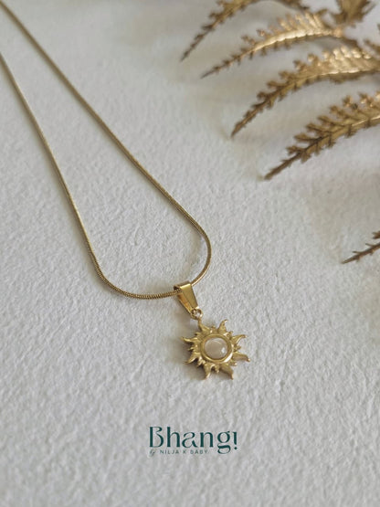 Solar Pearl Pendant Necklace