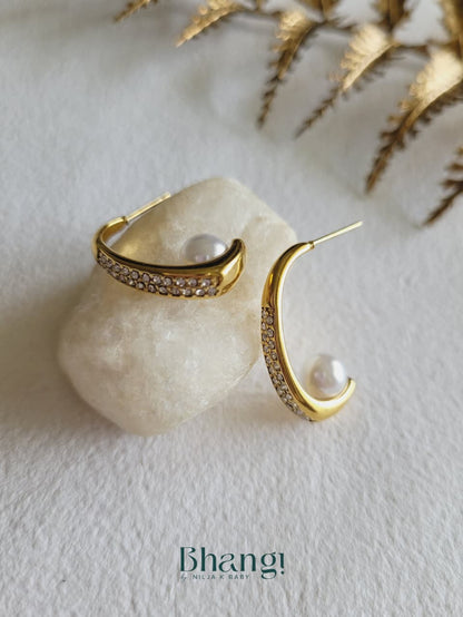 Pearl Glow Curve Earrings
