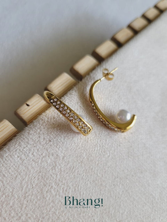 Pearl Glow Curve Earrings