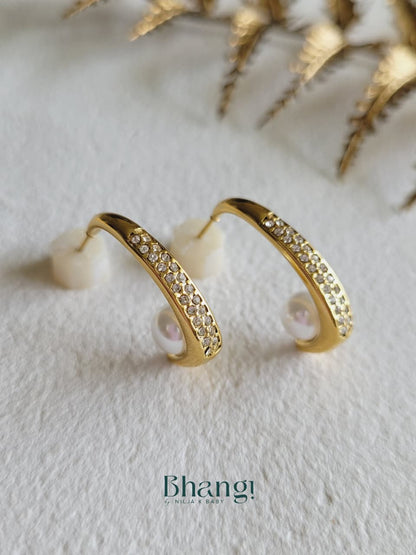 Pearl Glow Curve Earrings
