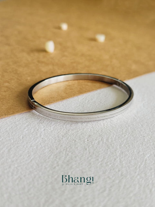 Linea Bangle