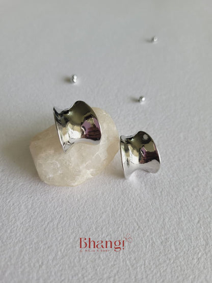 Contour Curve Stud Earrings – Silver